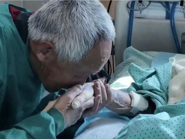 Чоловік їде до хворої дружини