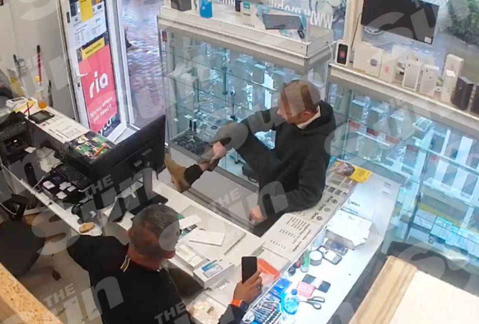 Основной подозреваемый по делу Маккейн заявил в магазине: Могу раскрыть скандал века