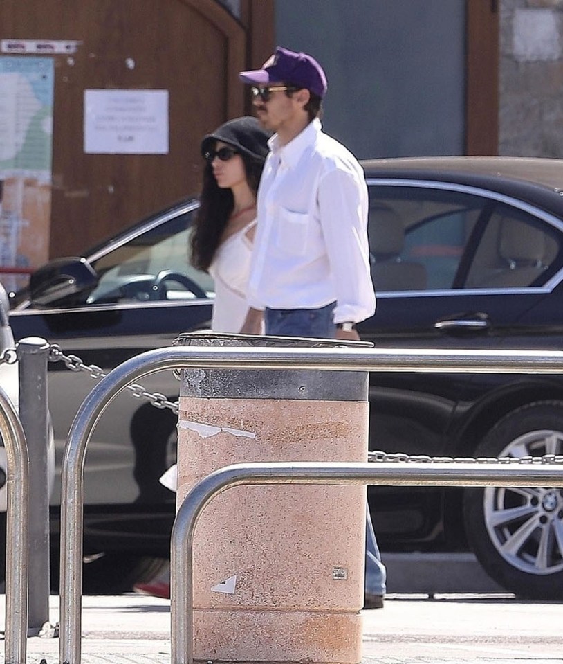Zoë Kravitz and Harry Styles in Tuscany: new photos of a romantic walk