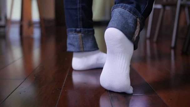 Rewelacyjna technika wybielania skarpet: woreczek i utleniacz czynią cuda