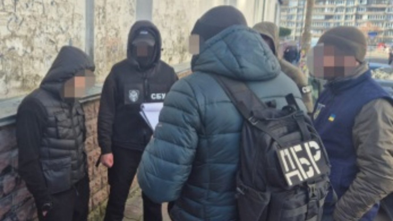 Сотрудник правоохранительных органов предстанет перед судом по делу о взятке за трудоустройство