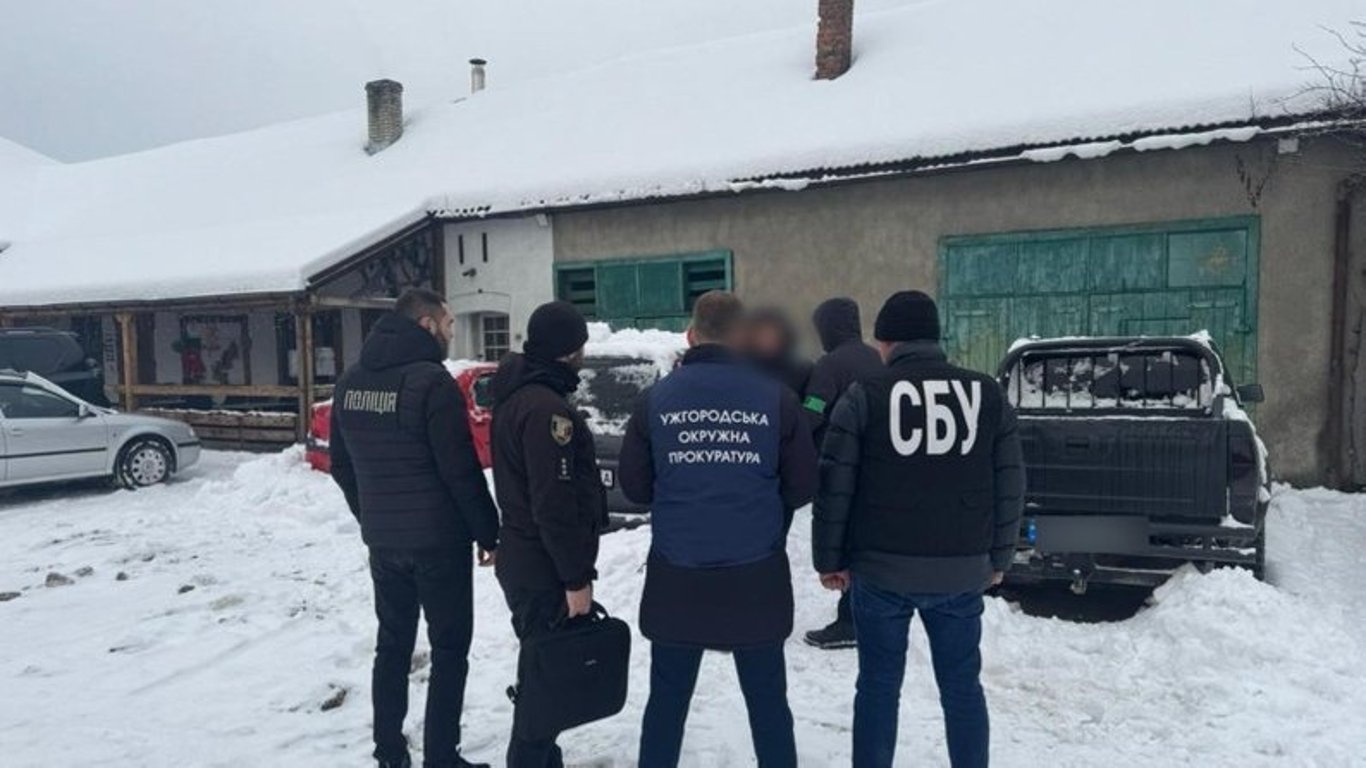 Закарпатець продає армійські авто