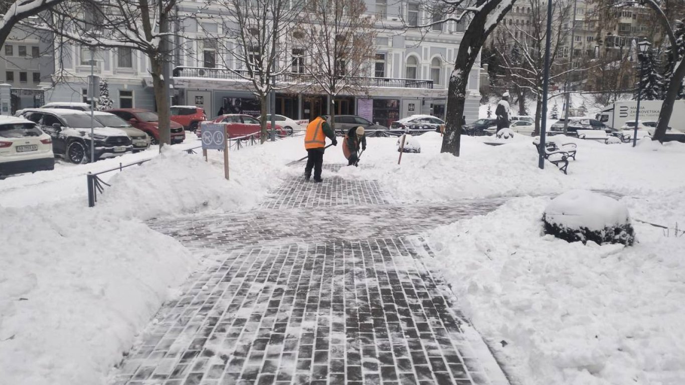 Расчистка Киева от снега техникой