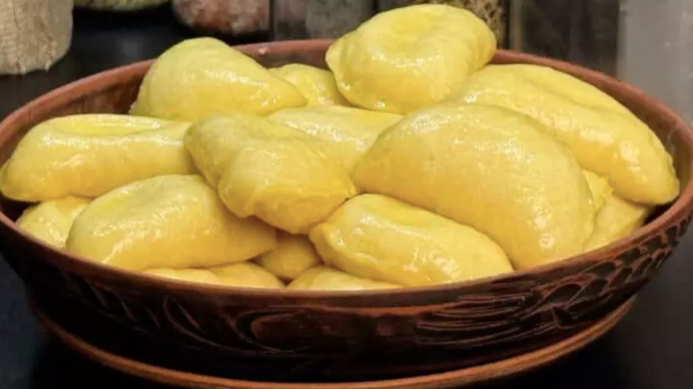 Parowe pierogi z serem: sekret delikatnego ciasta na kefirze
