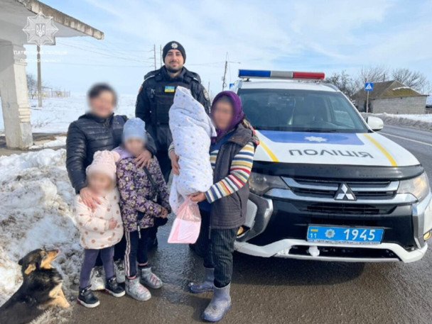 Rodzina z noworodkiem wędrowała 20 km. Interwencja policji na trasie