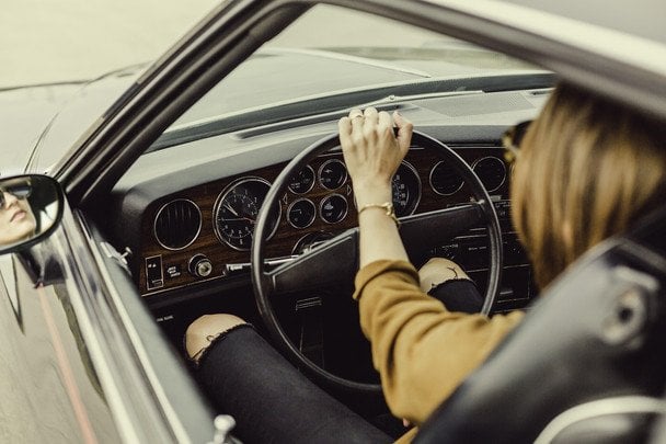 Автомобіль на швидкісній трасі Польщі
