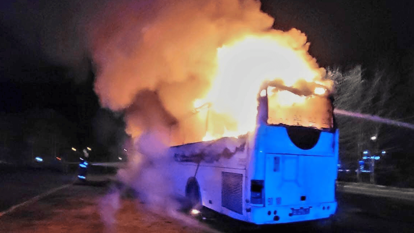 Автобус горит во Львове