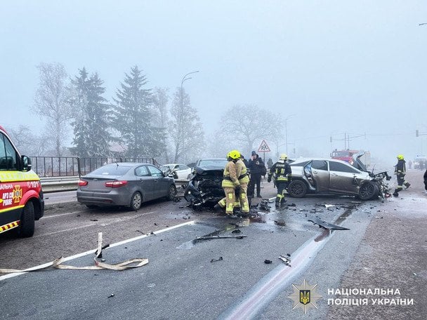 Массовое ДТП на трассе Киев–Чоп: трое пострадавших, движение перекрыто