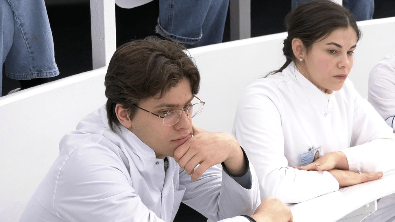 Студенти-медики на практиці в лікарні