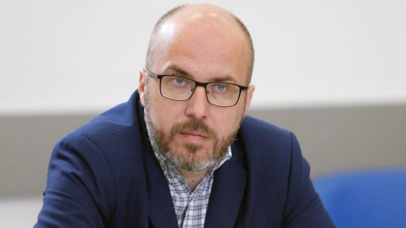 Полиці з продуктами в Криму