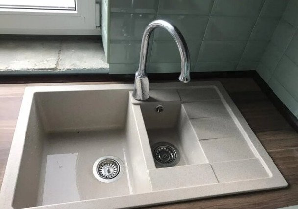 Soda i sól na ratunek. Jak w nocy pozbyć się smrodu z odpływu