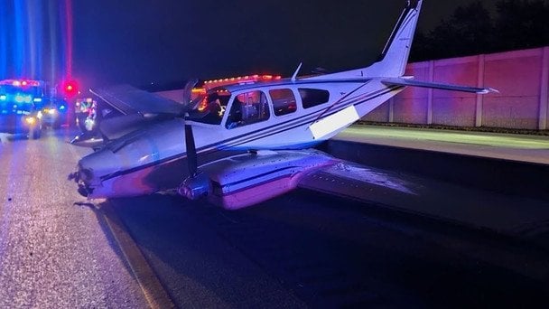 Самолёт совершил аварийную посадку на трассу во Флориде: кадры столкновения с автомобилем