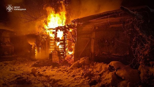 Россия атаковала Киевщину баллистическими ракетами: пожары и разрушения в трех районах