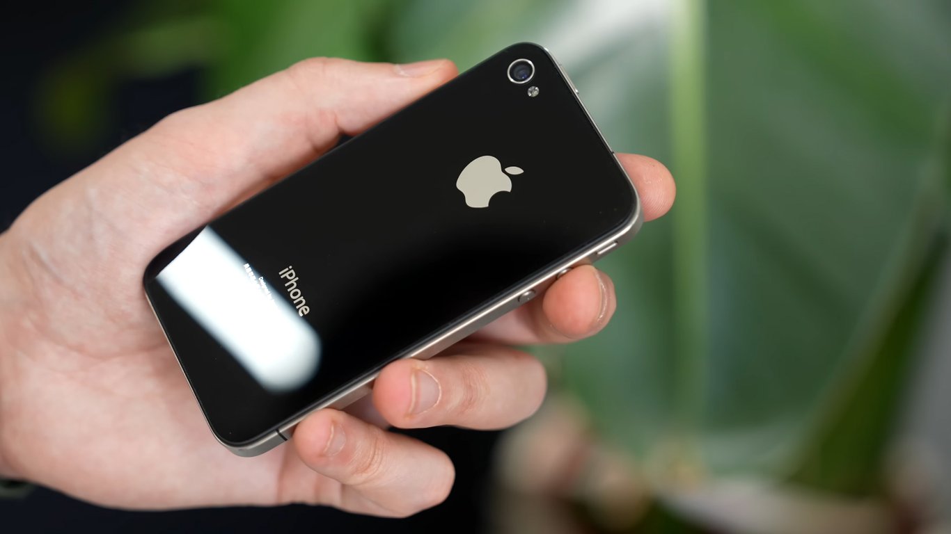 Неожиданный бум: iPhone 4 2010 года выпуска стал хитом у российской молодежи