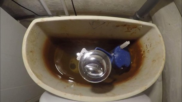 Skuteczne sposoby na usunięcie rdzy z WC: nawet stary osad nie ma szans