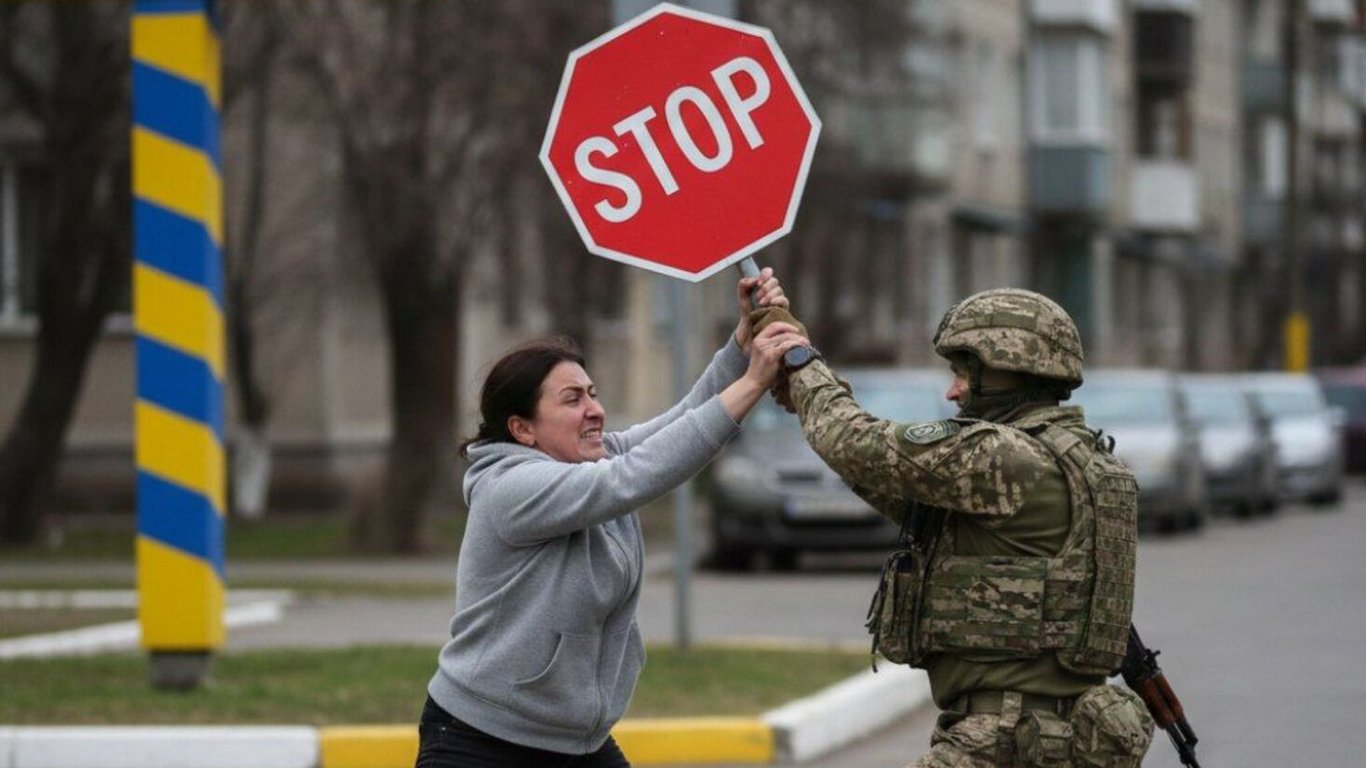 Жінка нападає на військових