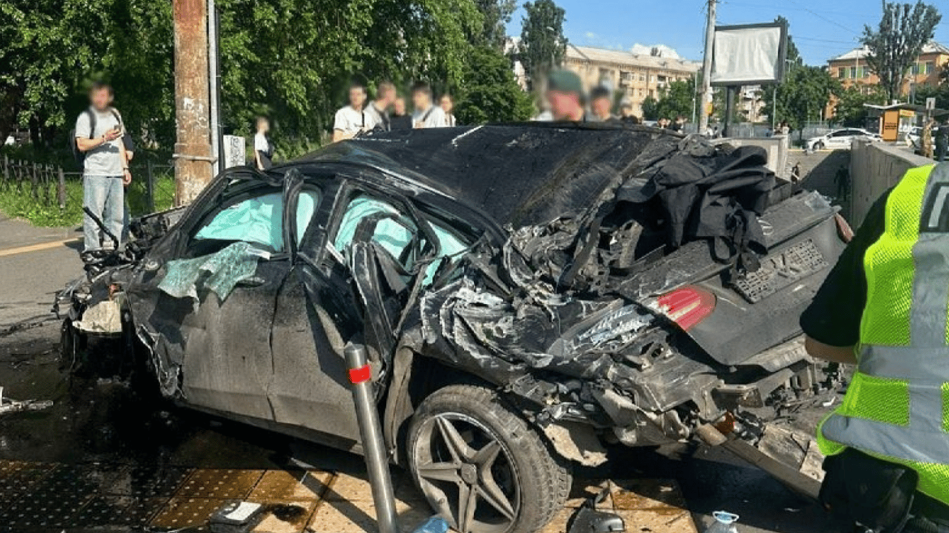 Tödlicher Unfall auf dem Chokoliwskyj-Boulevard: Mercedes-Fahrer nach Zusammenstoß mit Fußgängern festgenommen