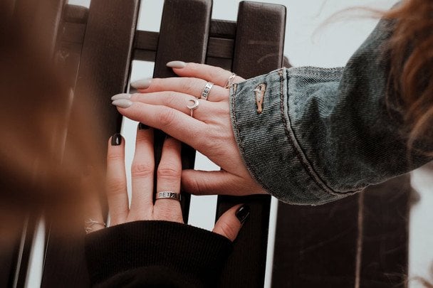5 trendowych odcieni manicure na styczeń 2026: od mlecznego perłowego do wiśniowego cat-eye