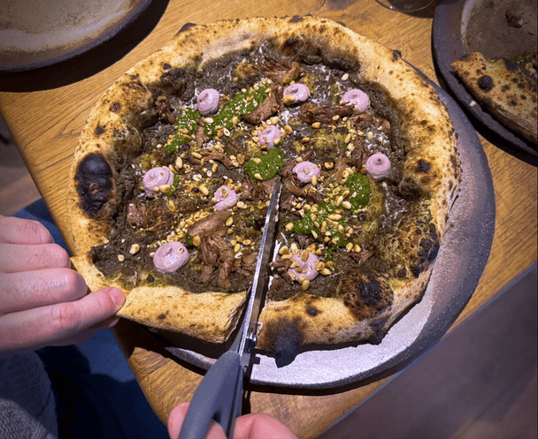 Budapeszteńska pizzeria serwuje danie ze starożytnego Rzymu. Bez pomidorów, za to z...