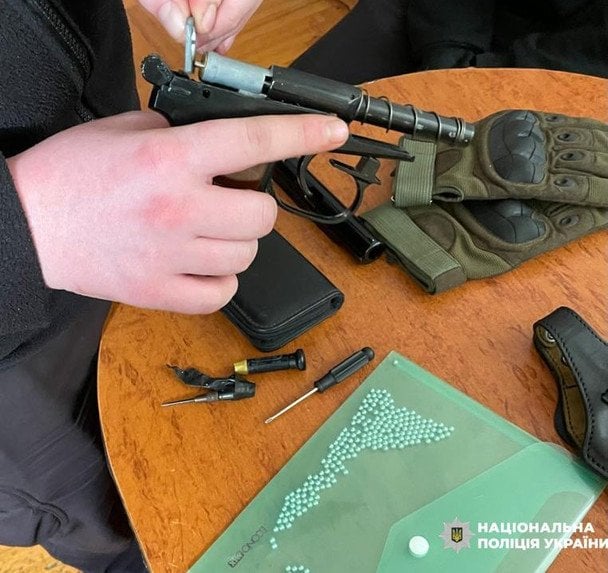 В Трускавце школьник принес пистолет на уроки: что произошло