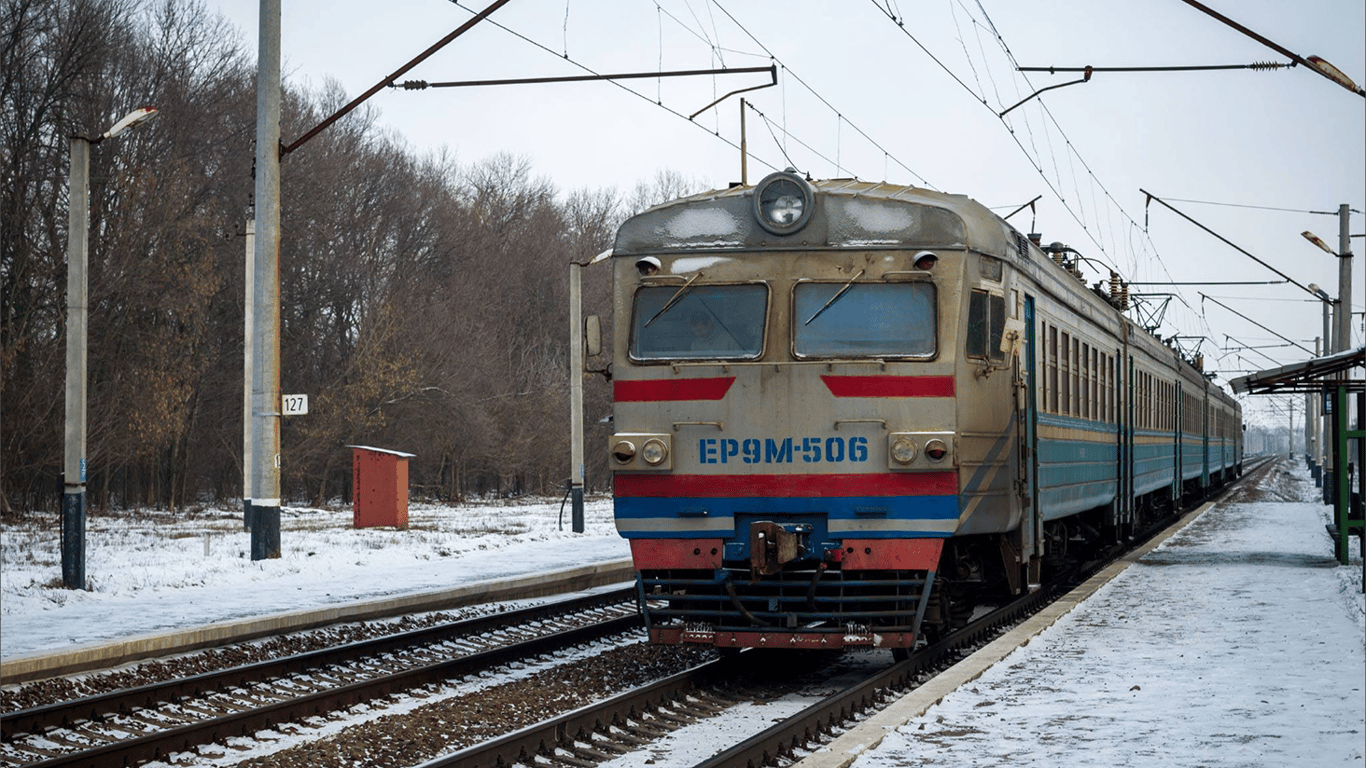 Из-за обстрелов железнодорожных путей поезда в Запорожье временно отменены