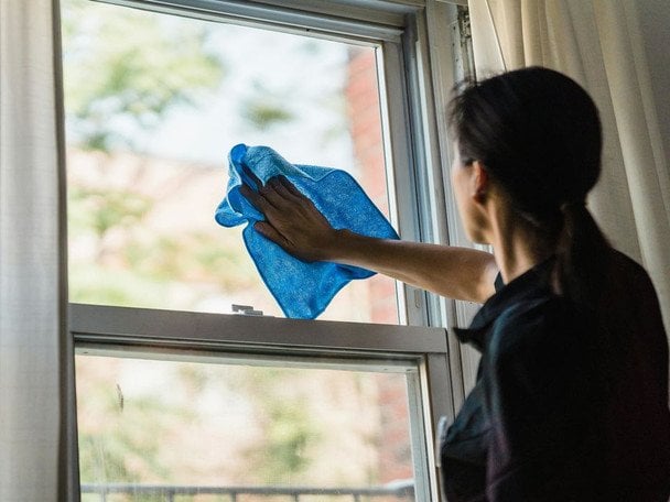 Jak skutecznie umyć okna? Sekret tkwi w occie i skrobi ziemniaczanej