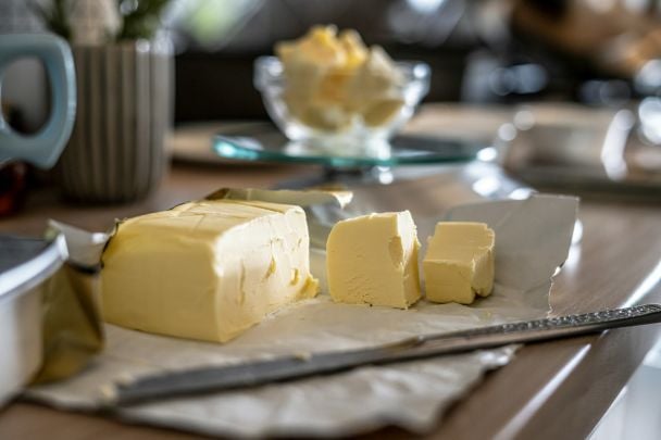 Smażenie na maśle: kiedy się sprawdzi, a kiedy lepsze będzie klarowane
