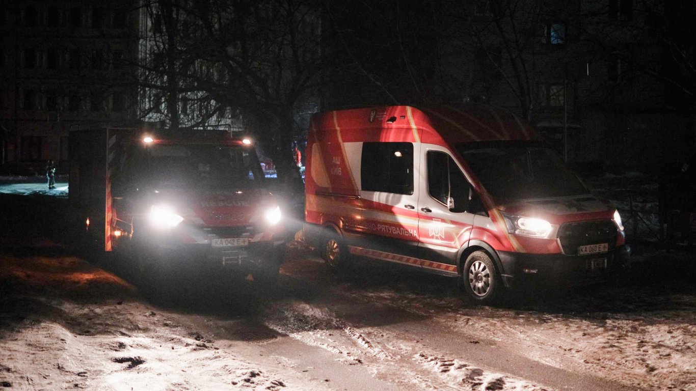 Ночной удар по Киеву: пострадали люди, повреждены дома, тысячи квартир остались без тепла