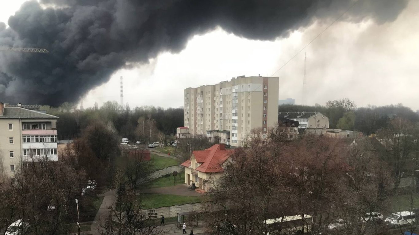 Луцьк у диму після атаки