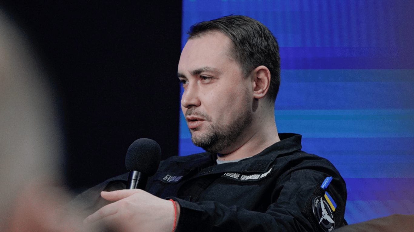 Кирило Буданов на фоні графіків