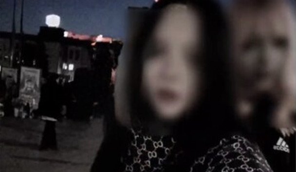 Nastolatki tańczyły do rosyjskich utworów przy pomniku poległych żołnierzy w Równem