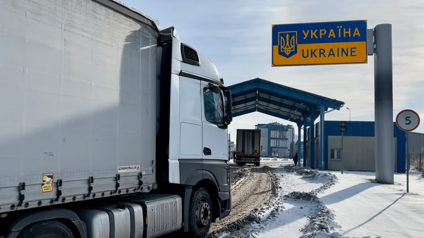 Вантажівки на пункті пропуску