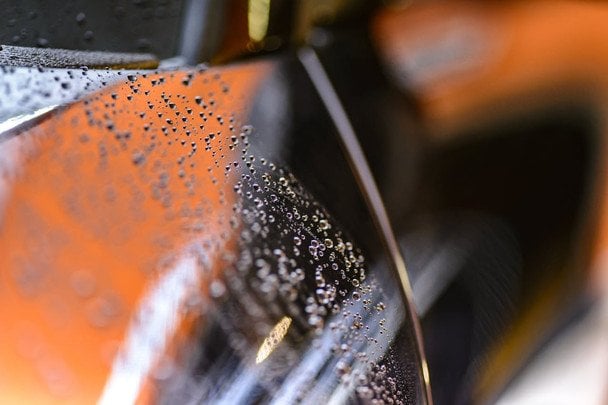 Brytyjscy kierowcy myją samochody octem zimą: prosty sposób na korozję