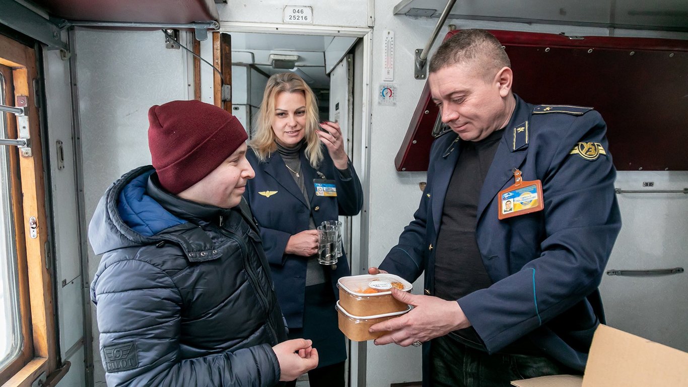 Потяг зупиняється через загрозу