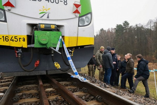Das Gericht in Warschau hat zwei Verdächtige wegen Sabotage auf der Eisenbahn festgenommen