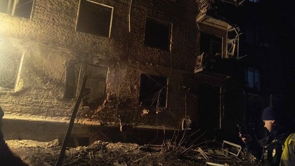 В Чернигове вражеский дрон попал в жилой дом: есть раненые и пожар