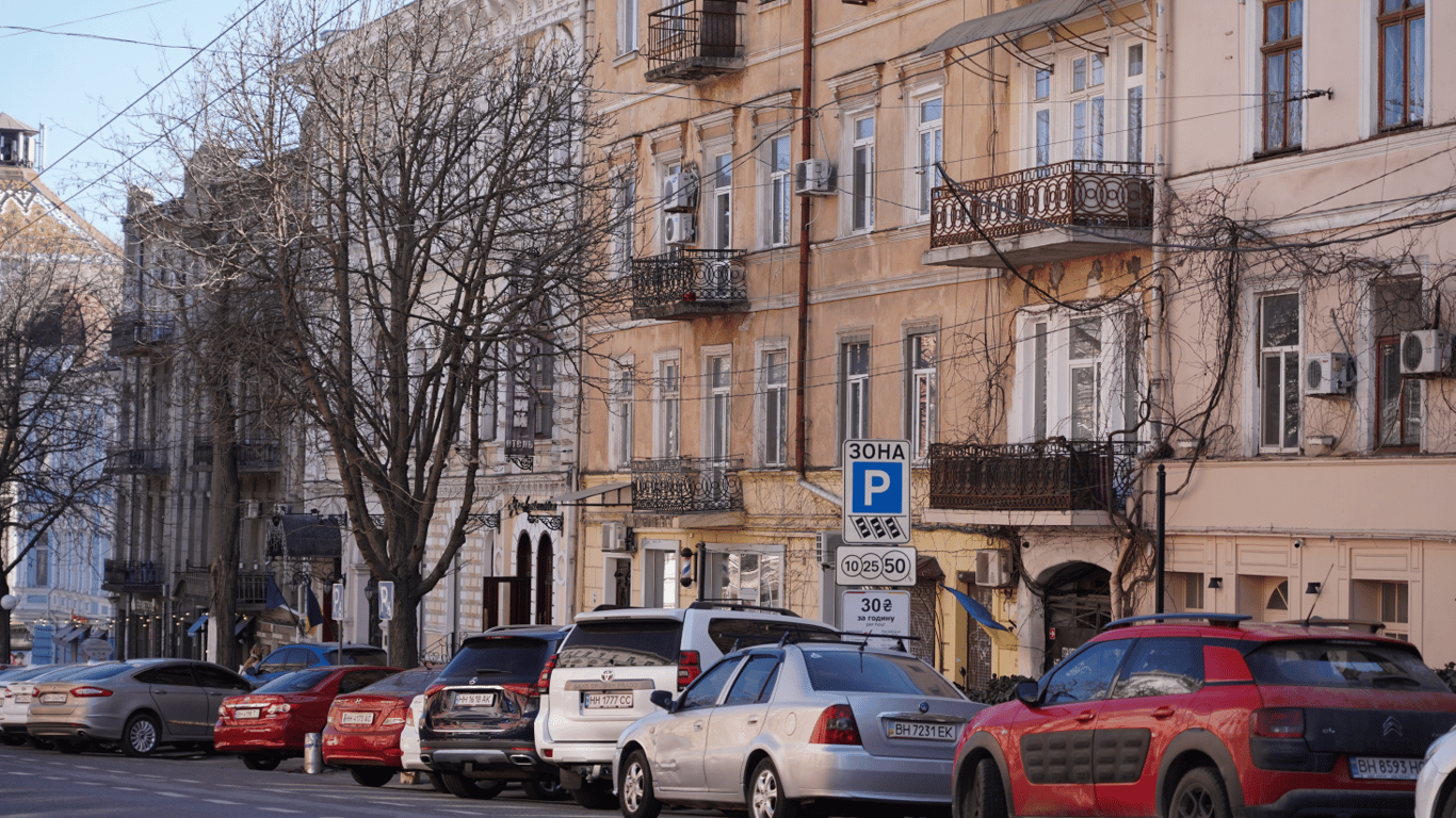 Odnowione dębowe drzwi w kamienicy Klejmana w Odessie – koniec prac konserwatorskich