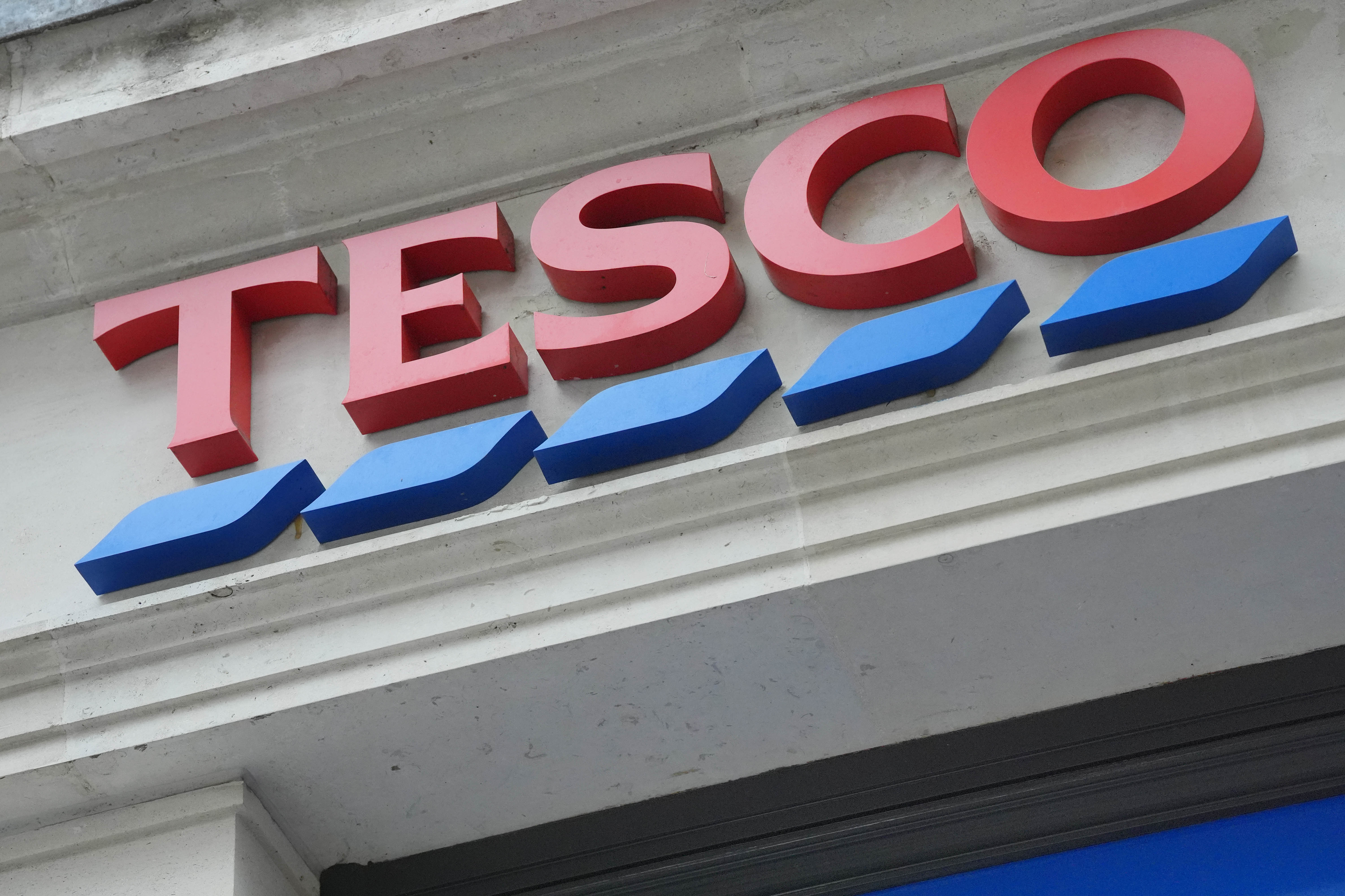 Tesco объявляет масштабную ценовую войну с Aldi: 3000 товаров подешевеют на 50%