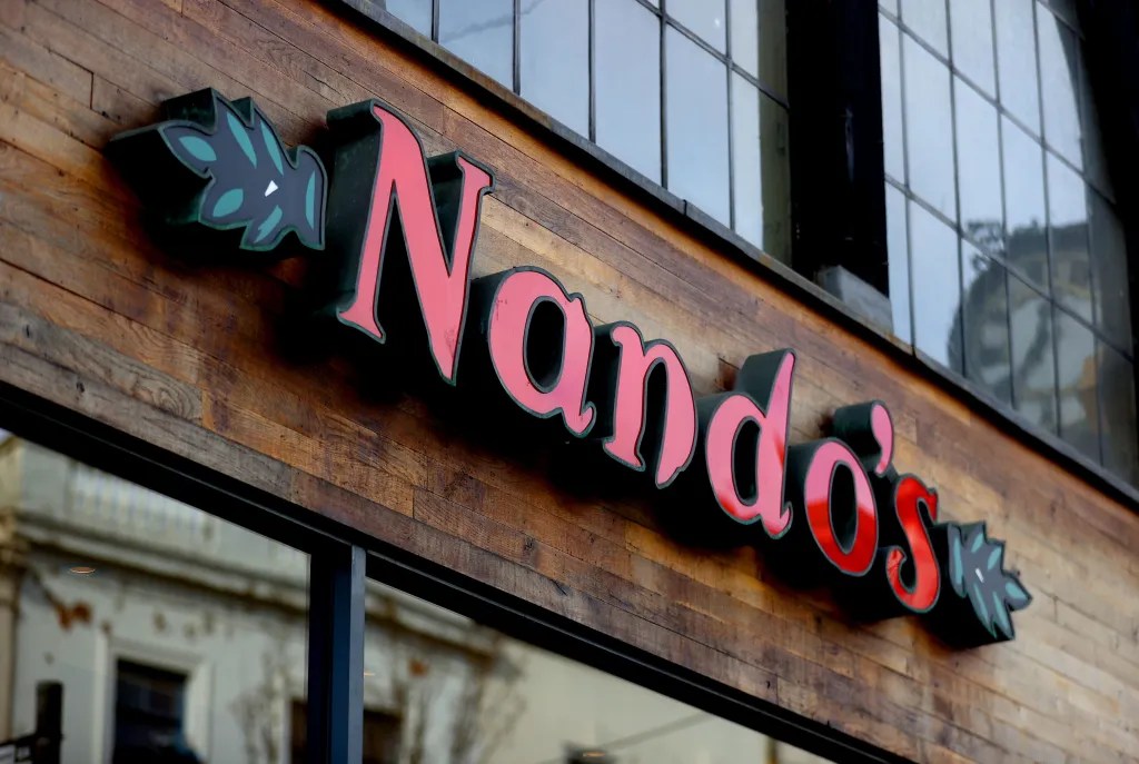 Nando's відкриває 14 нових ресторанів у Британії: де саме