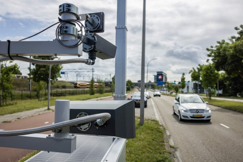Nowe kamery w Holandii: 12 tysięcy mandatów za korzystanie z telefonów podczas jazdy w ciągu 4 miesięcy