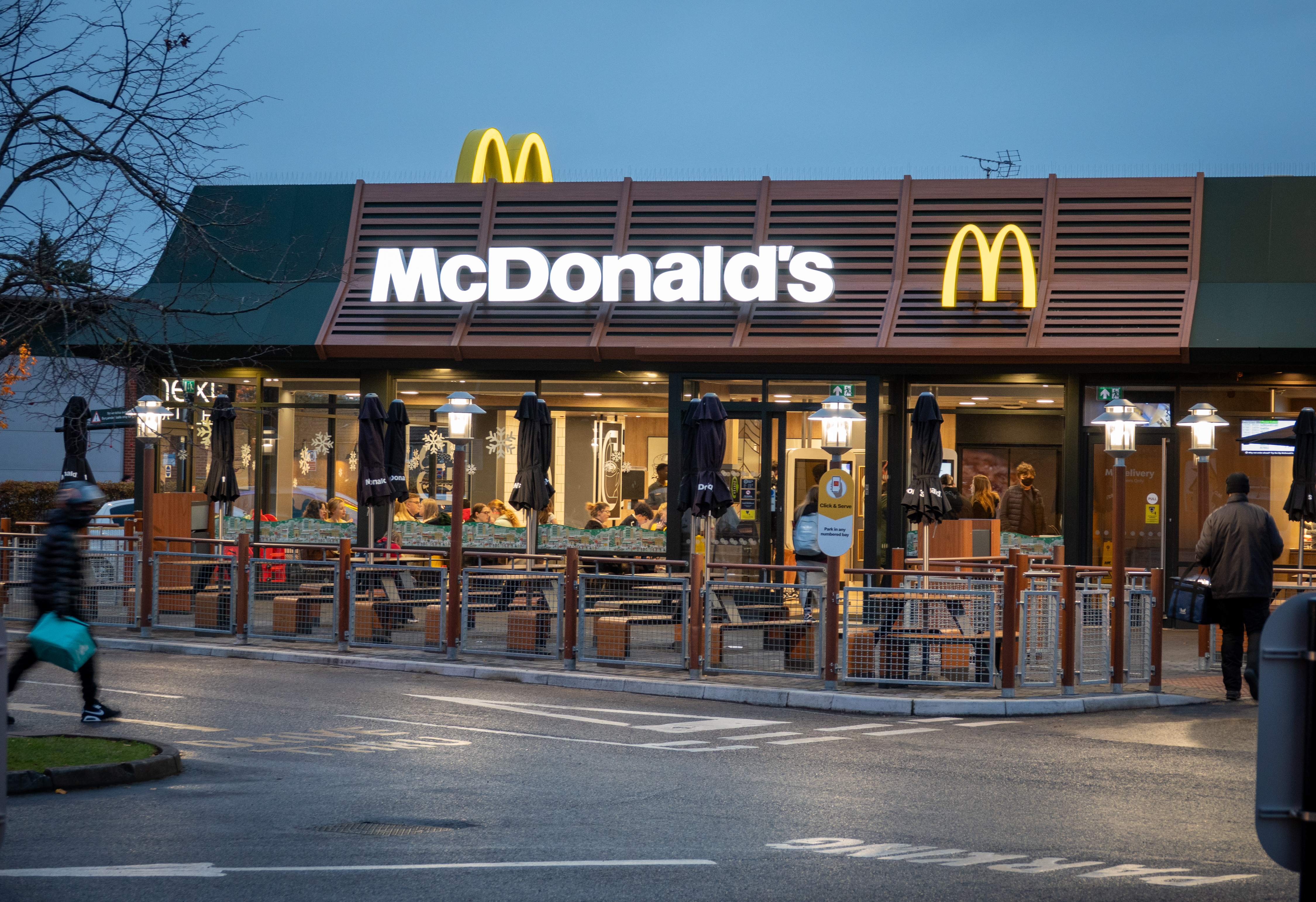 McDonald’s в Великобритании ограничил выдачу воды в детских меню: в чем причина
