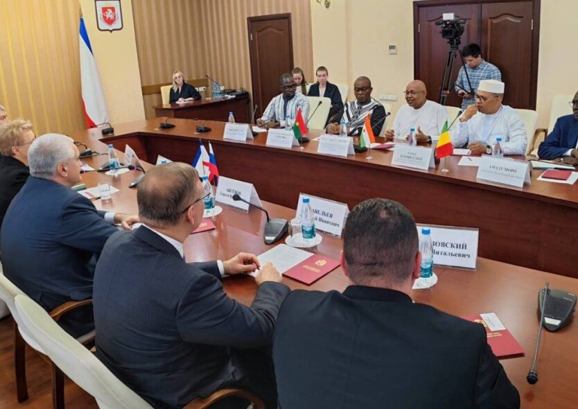 Кремль імітує дипломатичний прорив у Криму: що стояло за візитом послів з Африки