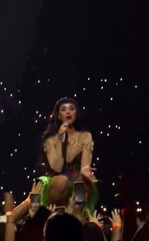 Katy Perry couldn't hold back tears at the concert: what caused the emotional breakdown