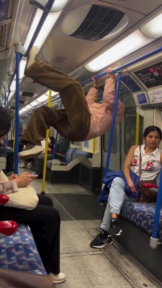 Famous comedian Vic Reeves at 66 years old hangs on the handlebars in the London subway: video