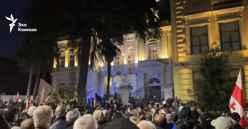 In Georgien stürmen Tausende von Menschen den Präsidentenpalast: Polizei setzt Wasserwerfer ein