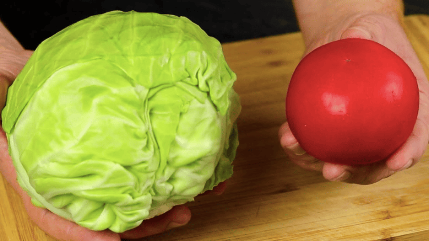 Beliebter Salat aus Kohl und Tomaten – ohne Mayonnaise in 5 Minuten