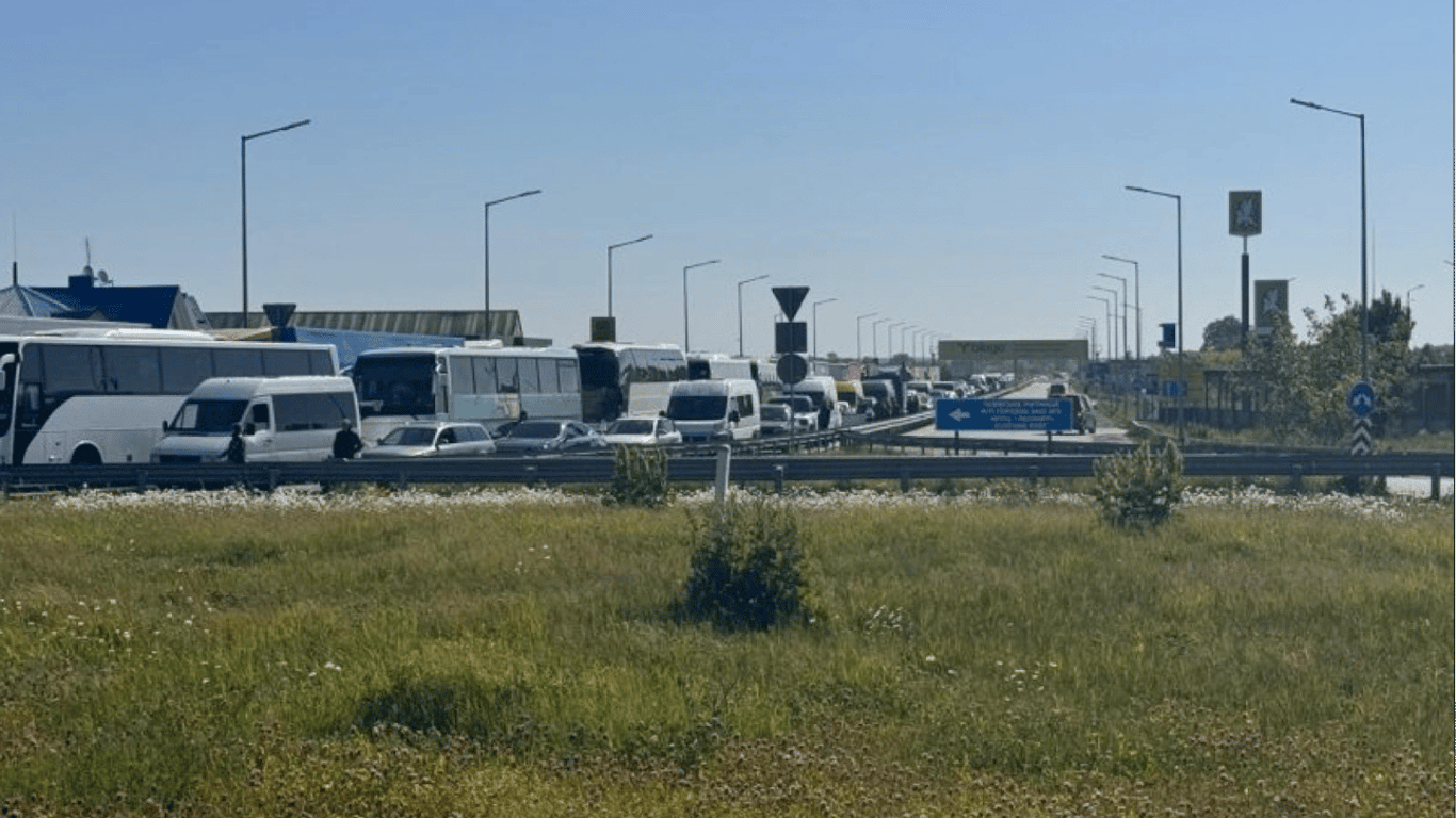 Авто стоять на кордоні з чотирма країнами — черги вранці