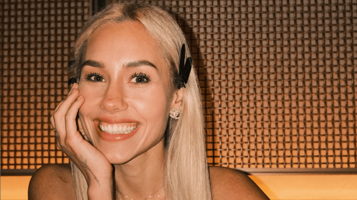 Kvitkova erhielt einen Fußballspieler als Geschenk - Foto, Video
