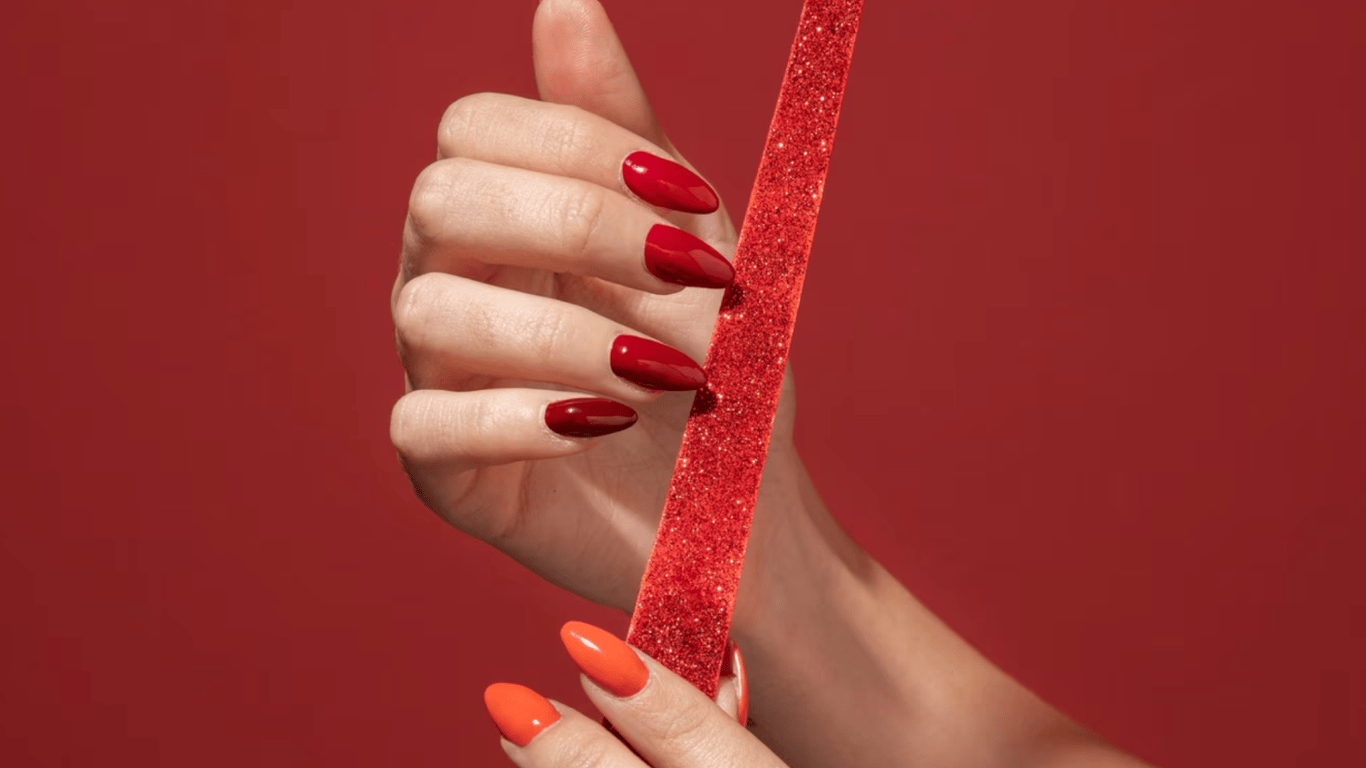 Najjaśniejszy manicure 2025 roku - wybierz go i nie popełnij błędu