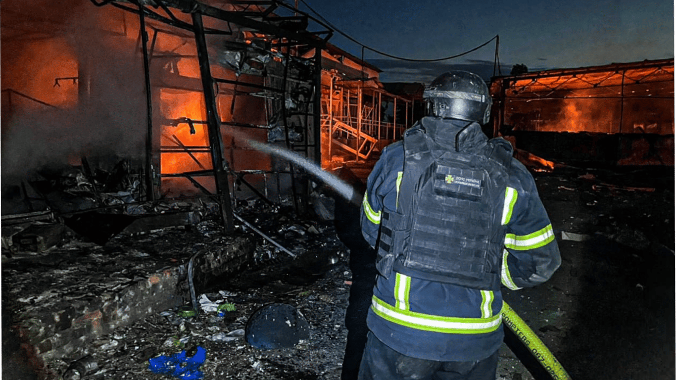 РФ поцілила по ринку на Харківщині — у ДСНС показали наслідки